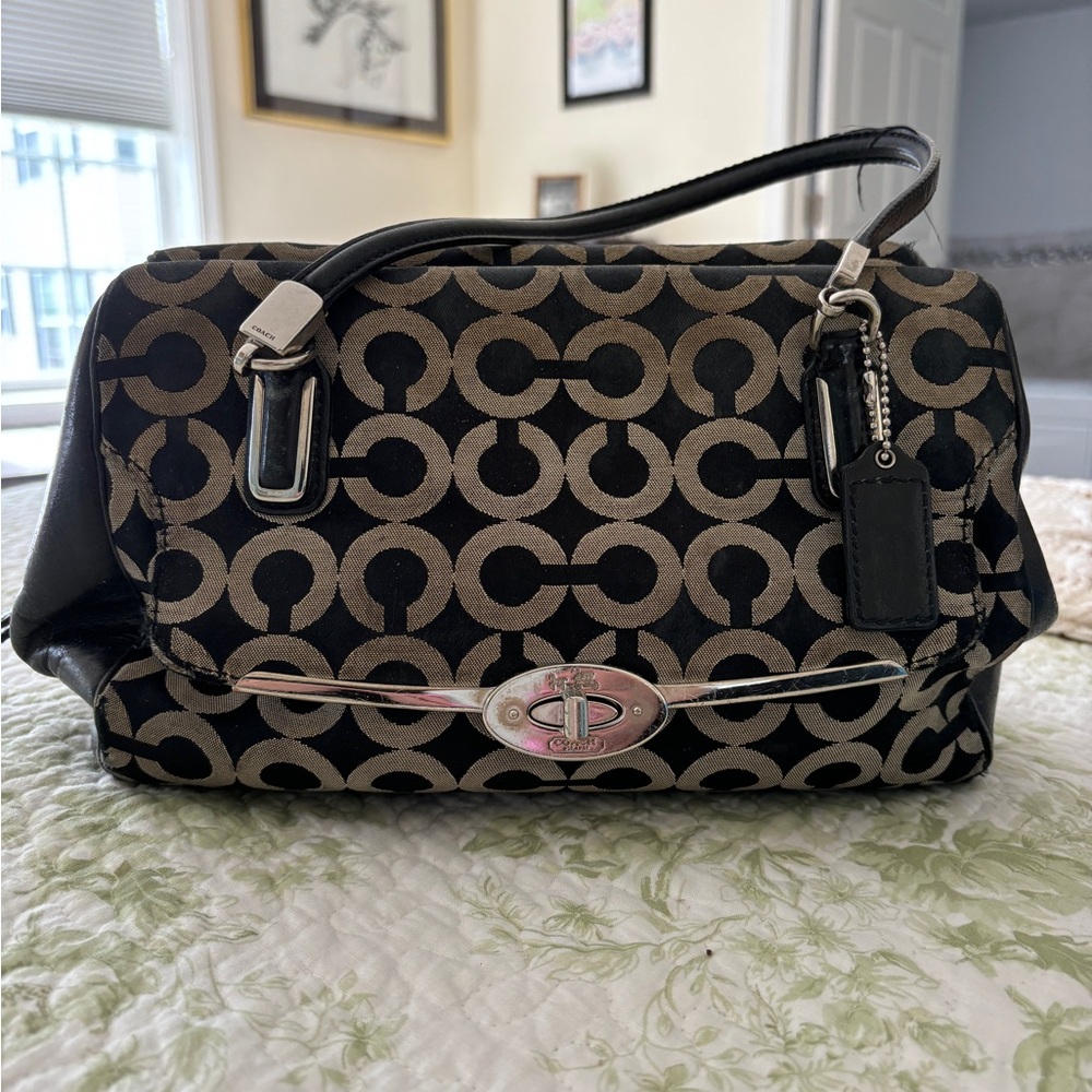 Ladies Vintage Coach Handbag.